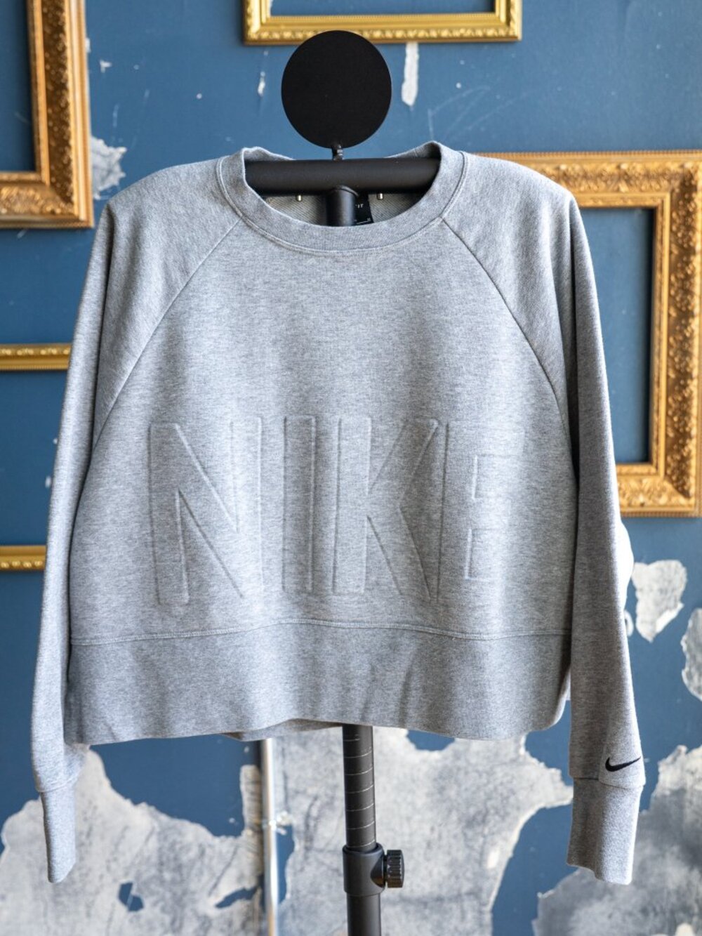 Nike Women's Versa Embossed Cropped Training Sweatshirt Gray Carbon Heather